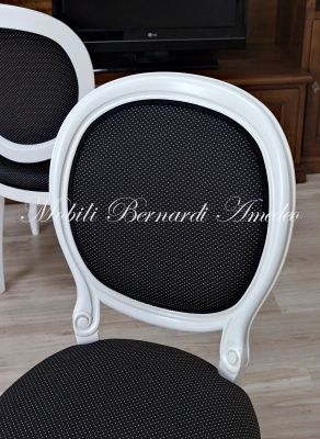 Sedia classica con finitura colore bianco e imbottita nella seduta e nello schienale